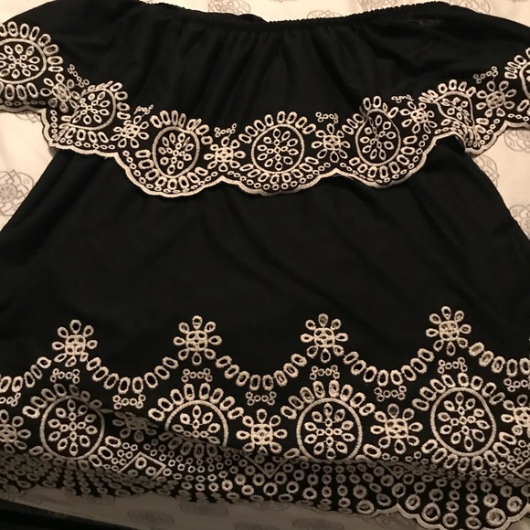 Off shoulder chambray top w. trim perfect for fall - Picture 2 of 3